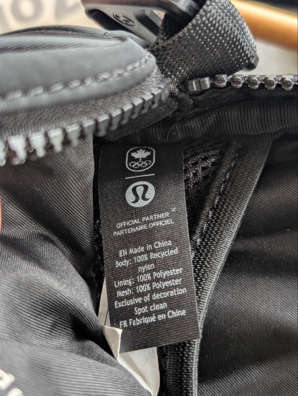Lululemon ✨LIMITED EDITION ✨Team Canada Olympic 2022 Legacy Crossbody Bag - Picture 4 of 8